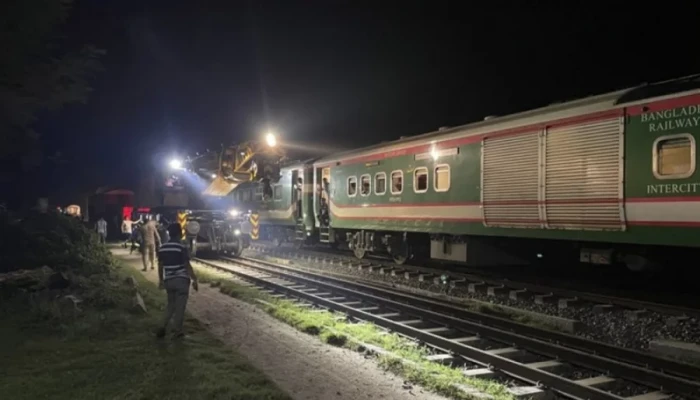 পাবনায় ট্রেনযাত্রীদের সঙ্গে গ্রামবাসীর সংঘর্ষ