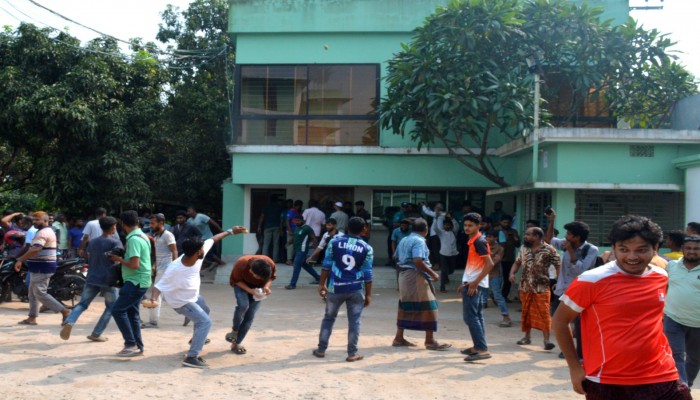 রাজশাহীতে সাবেক জেলা পরিষদ চেয়ারম্যানের হিমাগারে নারী, তরুণ ও কিশোরীকে অমানবিক নির্যাতন – আটক ৩
