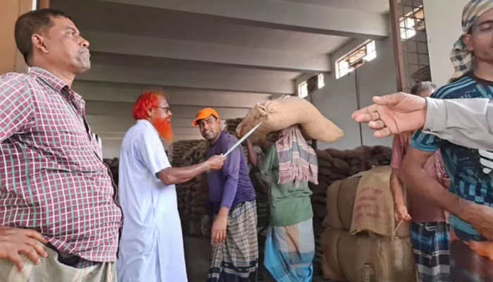 রাজশাহীর খাদ্যগুদামে চাল নিয়ে ‘চালবাজি’, ভারপ্রাপ্ত কর্মকর্তাকে বাধ্যতামূলক অবসর