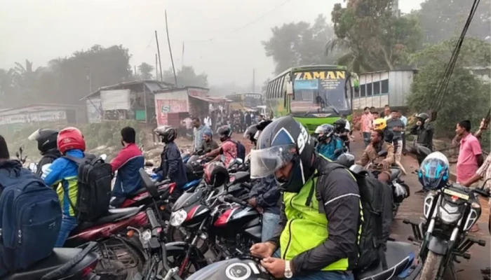 ঘন কুয়াশায় দৌলতদিয়া-পাটুরিয়া নৌপথে দুই ফেরি আটকা, ৩ ঘণ্টা পর স্বাভাবিক