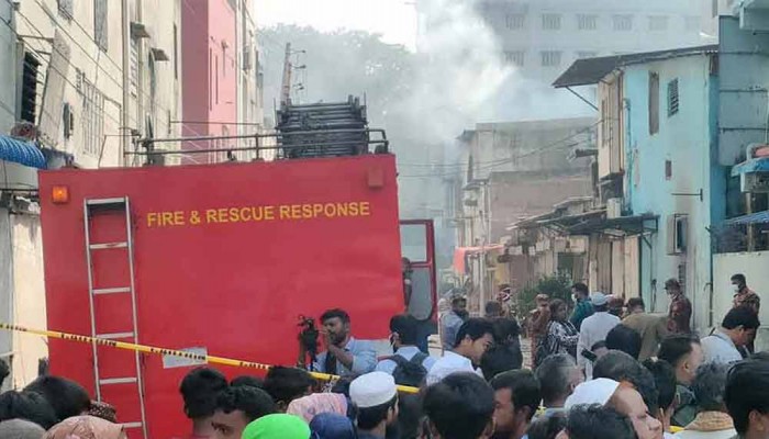 কেমিক্যাল গোডাউনে আগুন: এখনো বের হচ্ছে ধোঁয়া