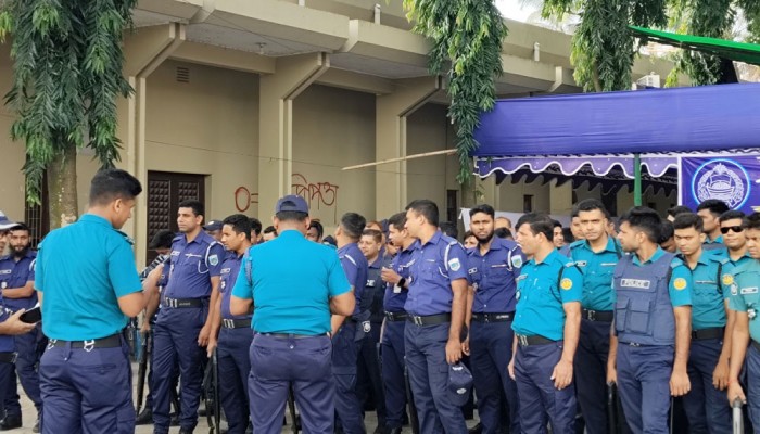 রাকসু নির্বাচন ঘিরে ক্যাম্পাসজুড়ে কঠোর নিরাপত্তা