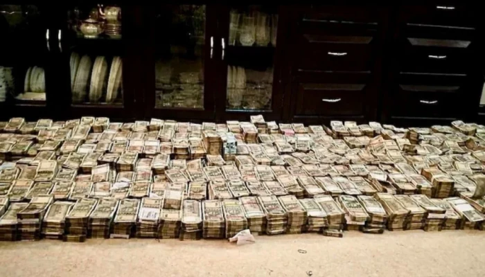 পুলিশ কর্মকর্তার ঘরে মিলল বিছানাভর্তি টাকা, বিলাসবহুল গাড়ি ও সোনাদানা