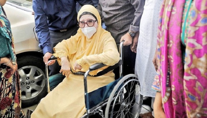 হাসপাতাল থেকে বাসায় ফিরেছেন খালেদা জিয়া