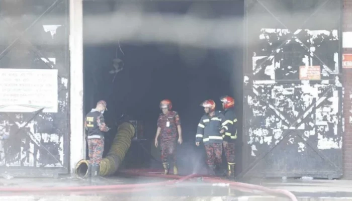 বিমানবন্দরে আগুনে পুড়লো ব্যবসায়ীদের স্বপ্ন, ২০ ঘণ্টা পরও উড়ছে ধোঁয়া