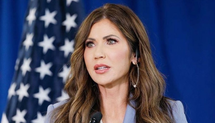 সরকারি টাকায় ব্যক্তিগত বিমান কিনে তোপের মুখে মার্কিন স্বরাষ্ট্রমন্ত্রী