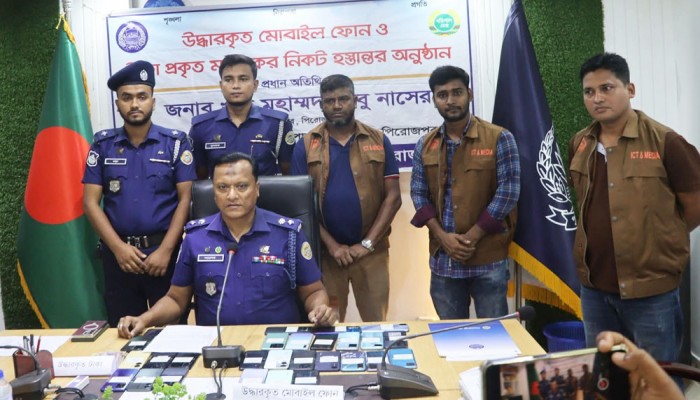 পিরোজপুরে হারানো ২৯ মোবাইল উদ্ধার, মালিকদের হস্তান্তর