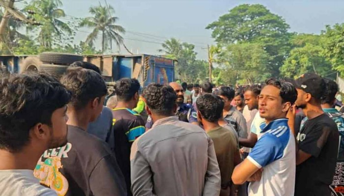 পাবনায় ট্রাকচাপায় দুই শিক্ষার্থীসহ ৩ জন নিহত