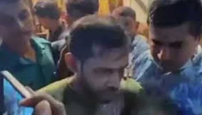 জেনেভা ক্যাম্পে গ্রেপ্তার বাবাকে দেখে কাঁদতে থাকা শিশুকে চড়