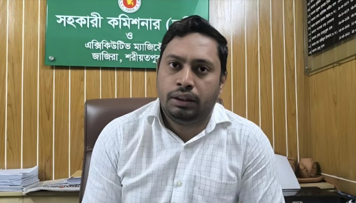 জমি বুঝিয়ে দেওয়ার নামে শিক্ষকের কাছ থেকে ঘুষ নিলেন এসিল্যান্ড