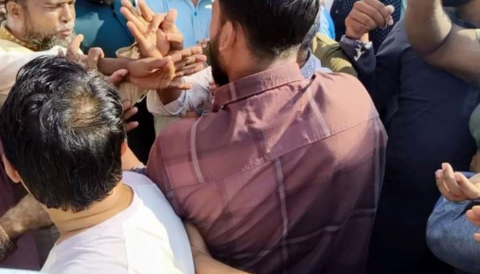 আ.লীগ দোসর আখ্যা দিয়ে জামায়াত নেতার মাইক্রোফোন কেড়ে নিলেন নেতাকর্মীরা