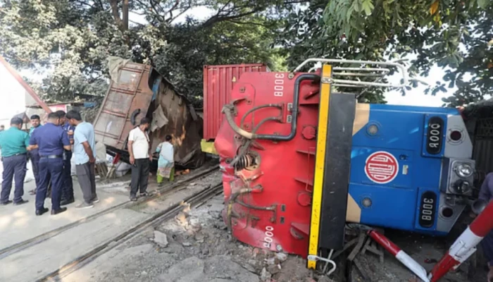 লরির ধাক্কায় লাইন থেকে উল্টে পড়লো ট্রেন, চাপা পড়ে নিহত ১
