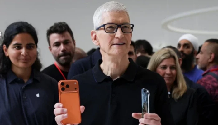 আইফোন ১৭ বিক্রিতে রেকর্ড, ৪ ট্রিলিয়ন ডলারের ক্লাবে অ্যাপল
