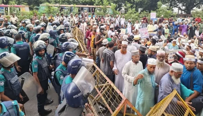 ইবতেদায়ি শিক্ষকদের ওপর পুলিশের জলকামান ও সাউন্ড গ্রেনেড, আহত অন্তত ৪৩