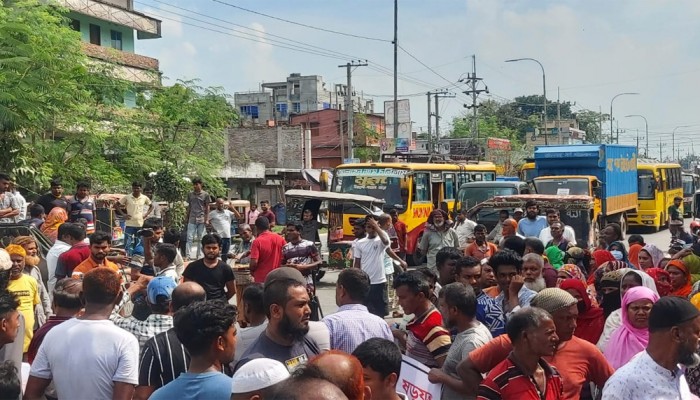 পাবনায় প্রিপেইড মিটার স্থাপন বন্ধে নেসকো ভবন ঘেরাও