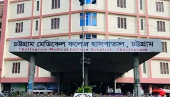 চট্টগ্রামে সড়ক দুর্ঘটনায় ২০ পুলিশ সদস্য আহত