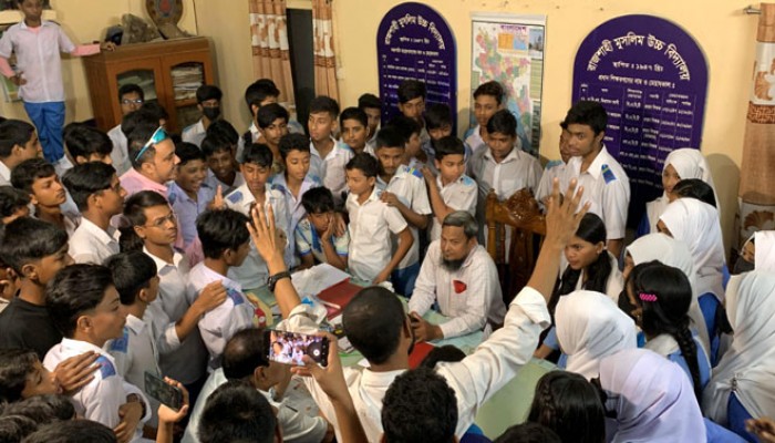 রাজশাহীতে প্রধান শিক্ষকের বিরুদ্ধে দুর্নীতির অভিযোগে বিক্ষোভ