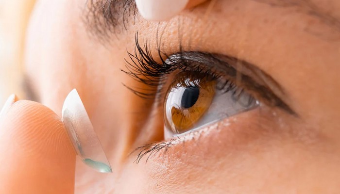 কন্ট্যাক্ট লেন্স ব্যবহারে যে ভুলগুলো এড়ানো জরুরি