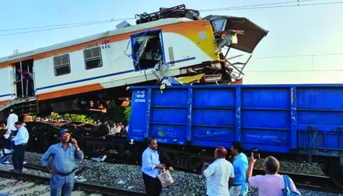 ভারতে যাত্রী ও মালবাহী ট্রেনের সংঘর্ষ, নিহত ৮