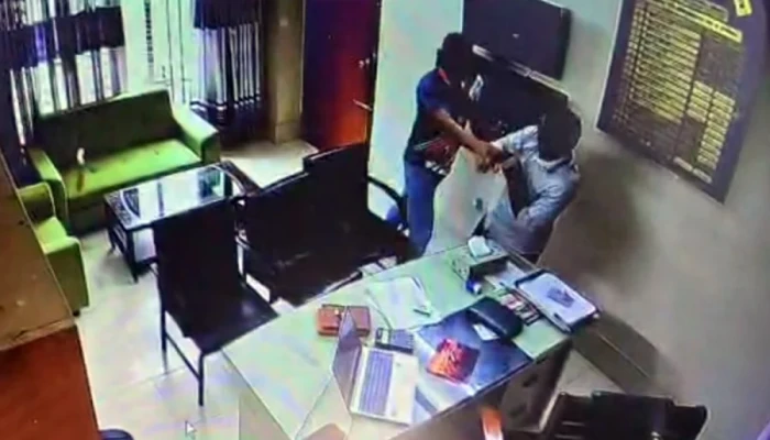 কৃষি প্রণোদনা দিতে রাজি না হওয়ায় কৃষি কর্মকর্তাকে পেটালেন ছাত্রদল নেতা