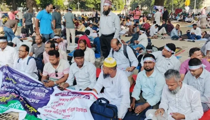 ১০ গ্রেডে বেতনসহ তিন দফা দাবিতে প্রাথমিক শিক্ষকদের লাগাতার অবস্থান কর্মসূচি শুরু