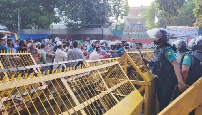 প্রাথমিক শিক্ষকদের পদযাত্রায় পুলিশের বাধা, সাউন্ড গ্রেনেড-টিয়ার শেল নিক্ষেপ