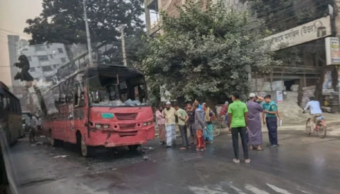 রাজধানীতে দুই বাসে হঠাৎ আগুন