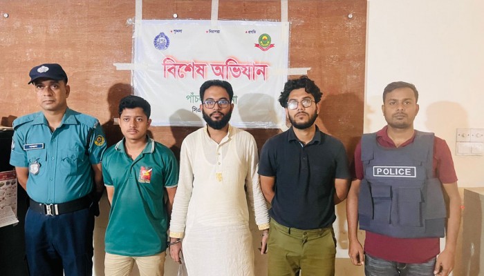 ছাত্রলীগ নেতাকে তুলে নিয়ে মুক্তিপণ আদায়, থানায় দিতে গিয়ে গ্রেপ্তার ৩