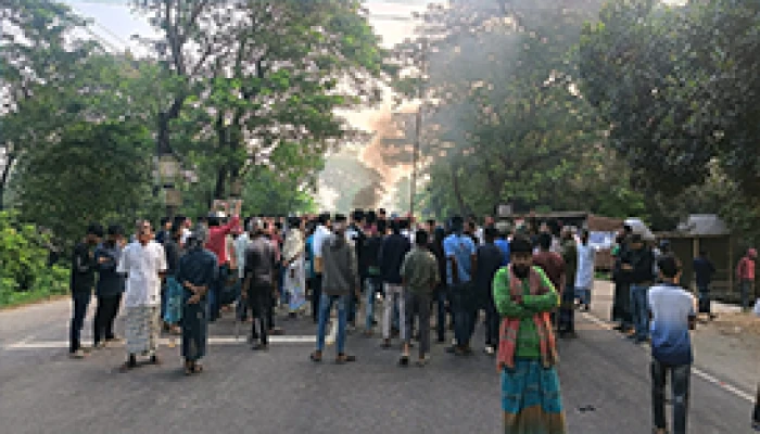 ‘লকডাউন’ কর্মসূচিকে কেন্দ্র করে ফরিদপুর-ঢাকা-খুলনা মহাসড়কে যান চলাচলে বাধা