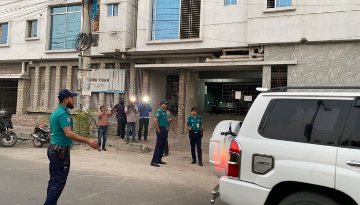 রাজশাহীতে বাসায় ঢুকে বিচারকের ছেলেকে কুপিয়ে হত্যা, স্ত্রী আহত