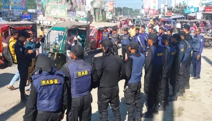 মাদারীপুরের মহাসড়কে আইনশৃঙ্খলা বাহিনীর সতর্ক অবস্থান