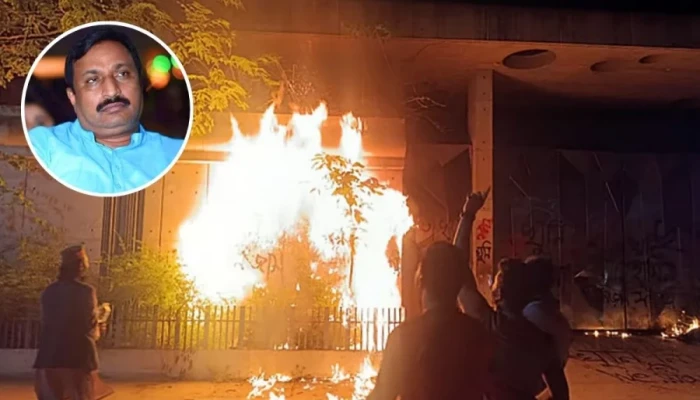 নিজাম হাজারীর বাড়িতে আগুন দিলো বিক্ষোভকারীরা