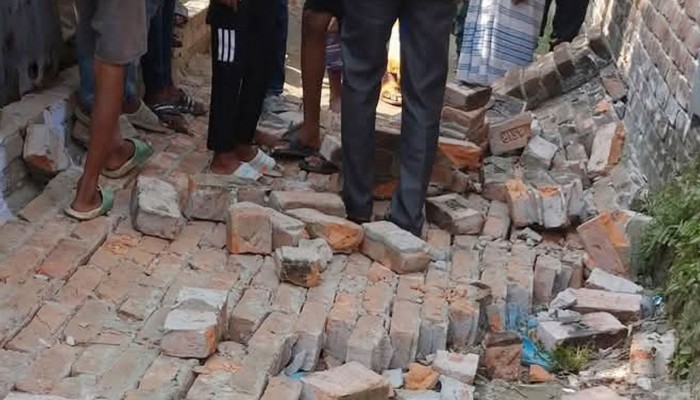 মেয়ের দাফনে থাকতে পারেননি বাবা, আহত স্ত্রীকে নিয়ে ছুটছেন হাসপাতালে