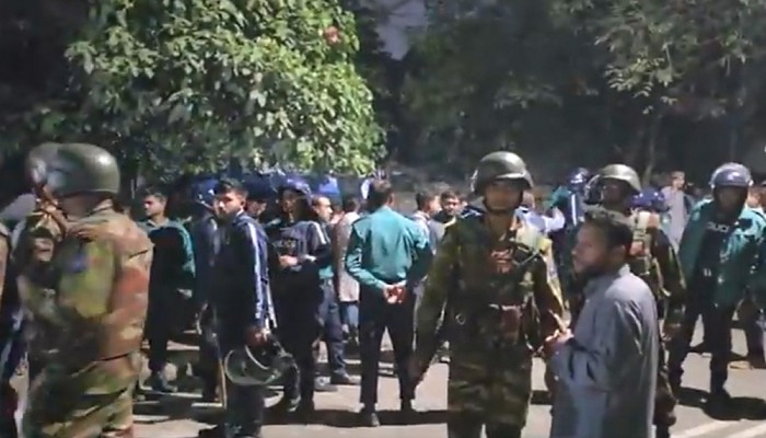 ঢাকায় আলিয়া মাদরাসায় দফায় দফায় সংঘর্ষ, আহত ৭