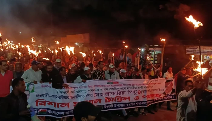 পাবনা-৪ আসনে মনোনয়ন পরিবর্তনের দাবিতে ঈশ্বরদীতে মশাল মিছিল ও সমাবেশ