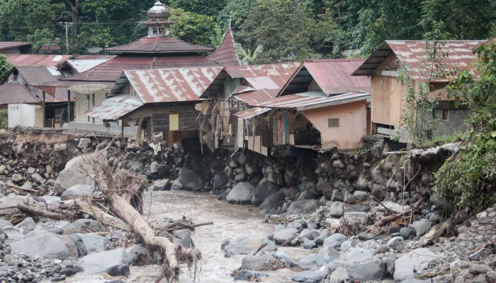ইন্দোনেশিয়ায় বন্যা-ভূমিধসে ১৭৪ জনের মৃত্যু, এখনও নিখোঁজ ৮০