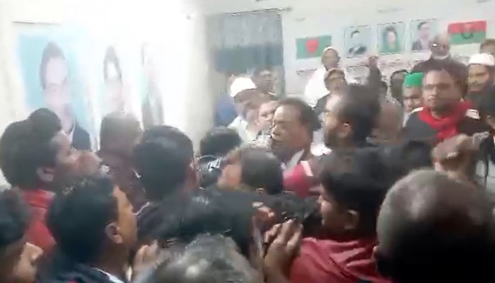 রাজশাহীতে বিএনপির দুই পক্ষের হাতাহাতি, হাতবোমা বিস্ফোরণ