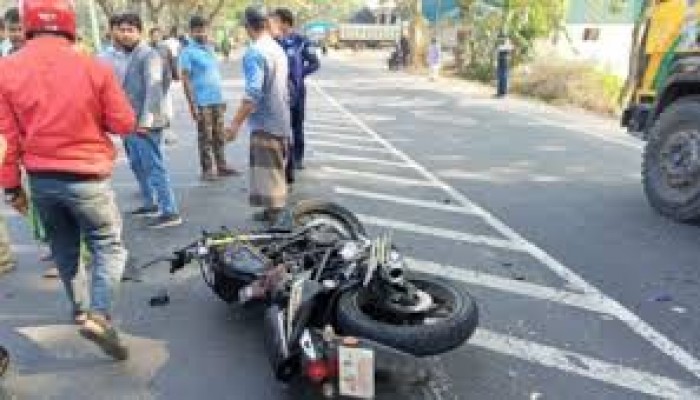 চারঘাটে সড়ক দু’র্ঘটনায় মোটরসাইকেল আরোহী নি’হত ও ২ জন আহত