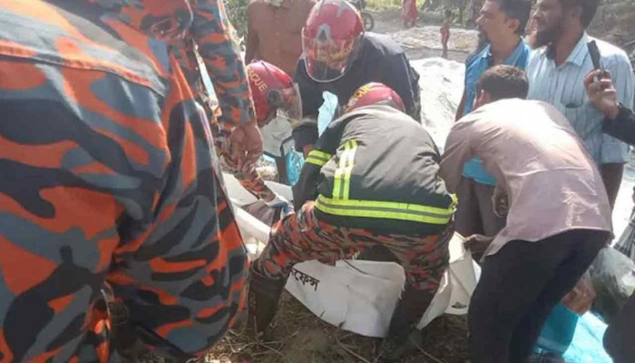 ফরিদপুরে বাসচাপায় নারী-শিশুসহ নিহত ৪