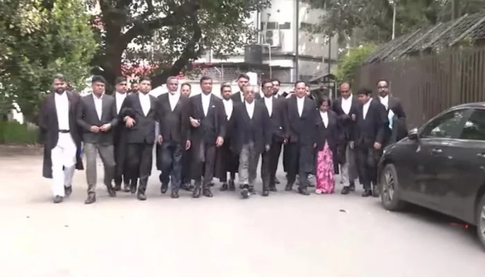 আইনজীবীর বহর নিয়ে ট্রাইব্যুনালে বিএনপি নেতা ফজলুর রহমান