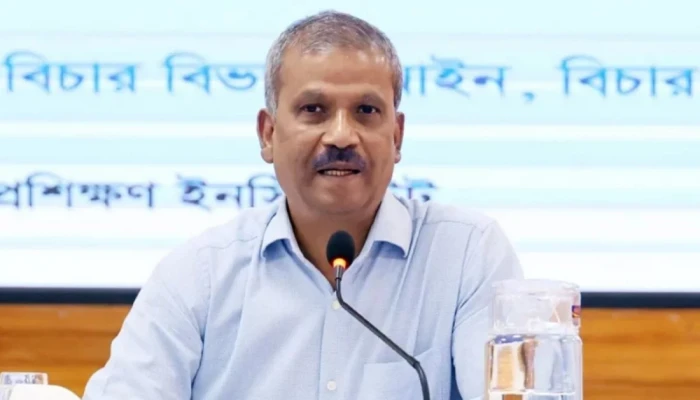 গুজব থেকে প্রবাসীদের সতর্ক থাকার আহ্বান আইন উপদেষ্টার