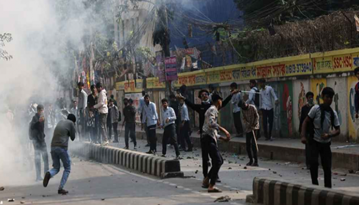 ‘শান্তিচুক্তি’ ভেঙে ফের ঢাকা কলেজ ও আইডিয়ালের শিক্ষার্থীদের সংঘর্ষ