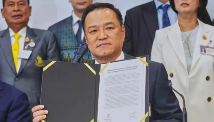 জনগণের হাতে ক্ষমতা ফিরিয়ে দিতে সংসদ ভেঙে দিলেন থাই প্রধানমন্ত্রী