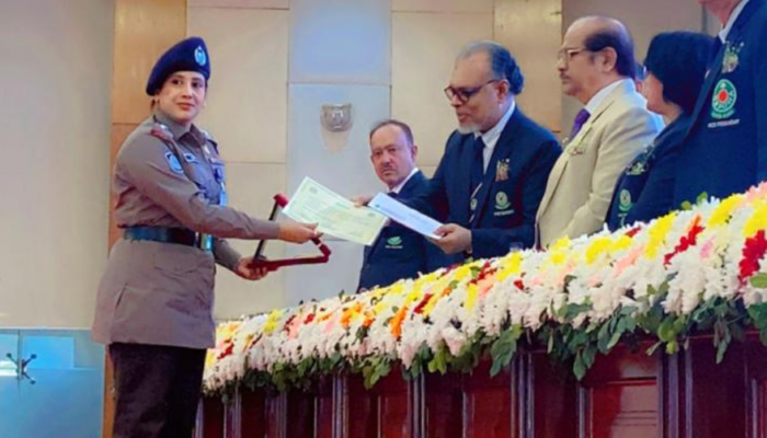 এস এম আহসান স্মৃতি পুরস্কারে পেলেন  আরএমপির ওসি মাছুমা মুস্তারী