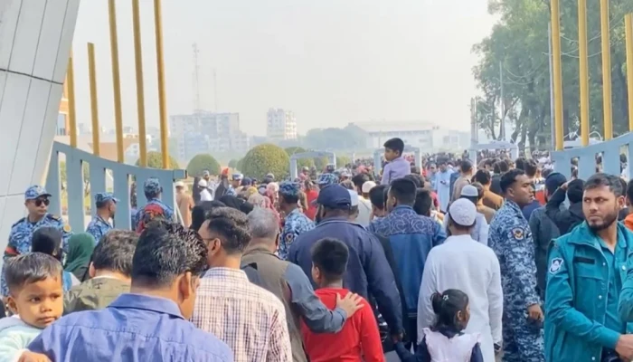 পুরোনো বিমানবন্দরে ‘এয়ার শো’ দেখতে মানুষের ঢল