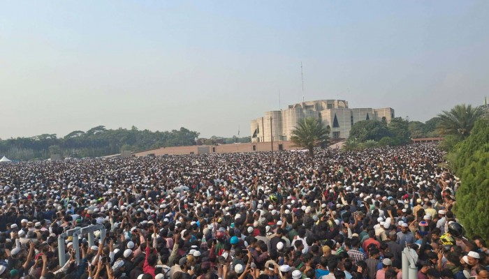 কয়েক লাখ মানুষের অংশগ্রহণে স্মরণকালের সবচেয়ে বড় জানাজা শহীদ হাদির