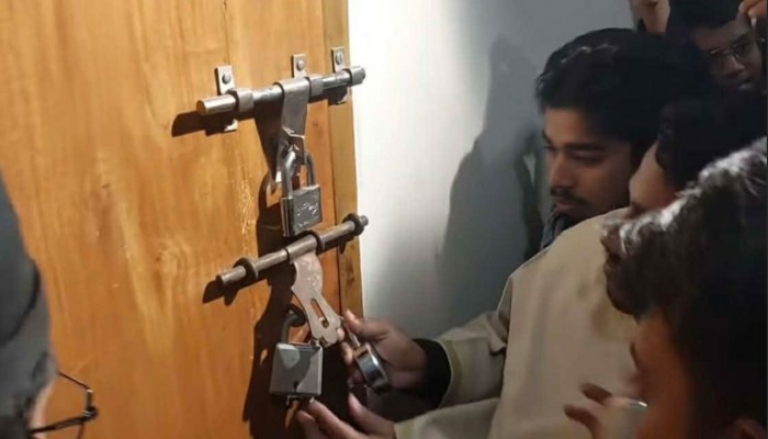 রাবির আওয়ামীপন্থি ডিনদের অফিসে তালা ঝুলিয়ে দিলেন শিক্ষার্থীরা