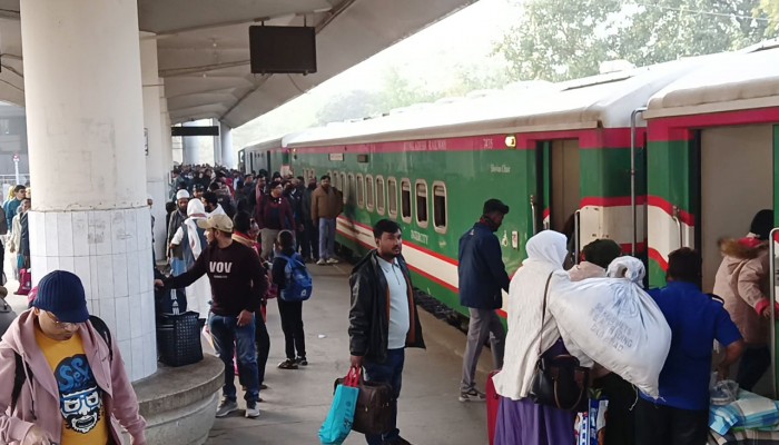 ঢাকামুখী পদ্মায় রাজশাহীর নেতাকর্মীদের ভিড়