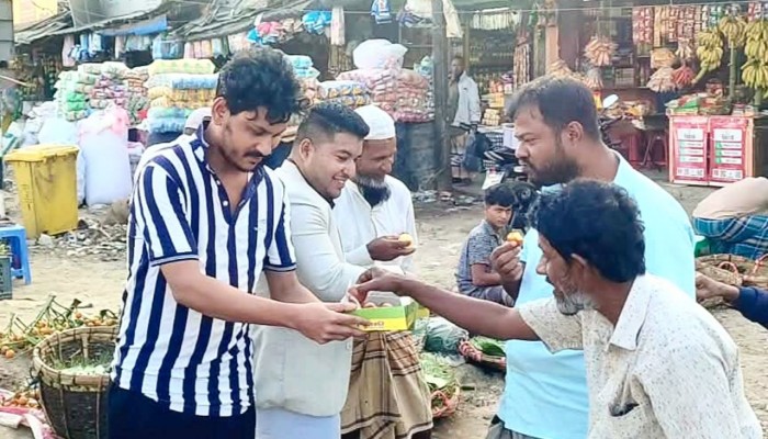 তারেক রহমান দেশে ফেরার খুশিতে ১ মণ মিষ্টি খাওয়ালেন ছাত্রদল নেতা