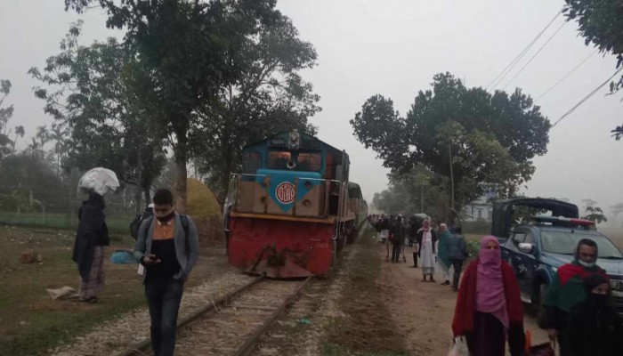 ময়মনসিংহে রেললাইন খুলে ফেলেছে দুর্বৃত্তরা, ট্রেন লাইনচ্যুত